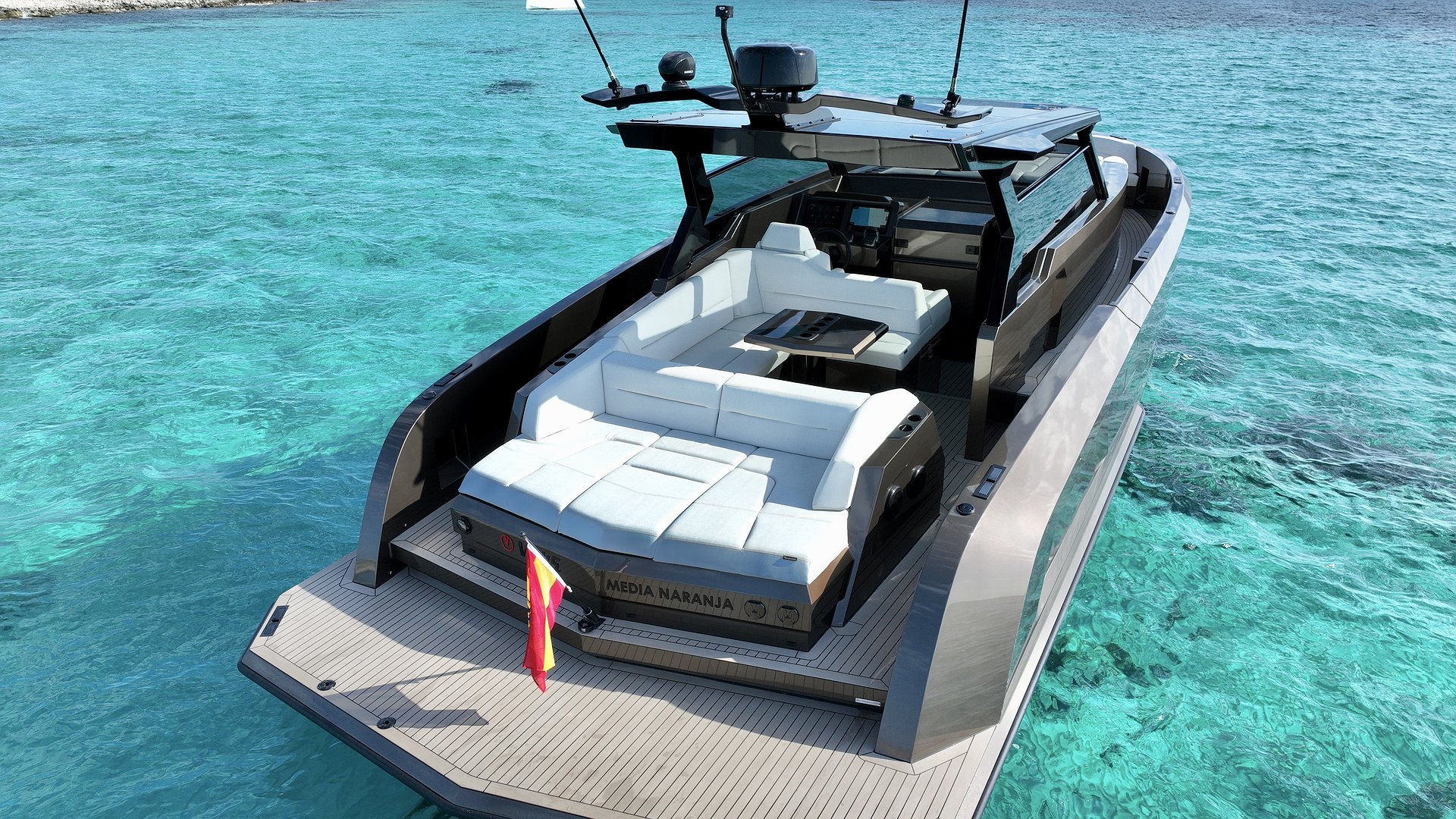 VANQUISH VQ45 - MEDIA NARANJA de Lis Charter en Ibiza