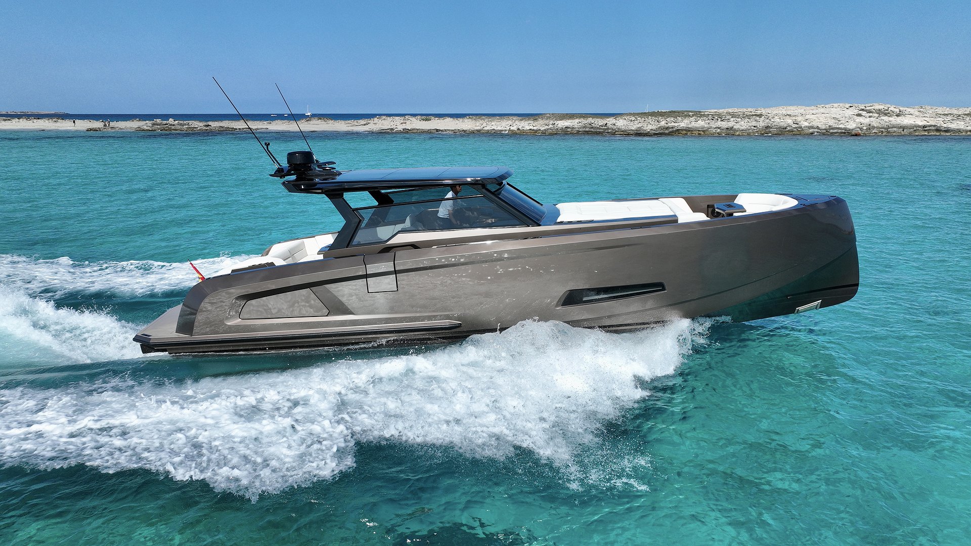 VANQUISH VQ45 - MEDIA NARANJA de Lis Charter en Ibiza