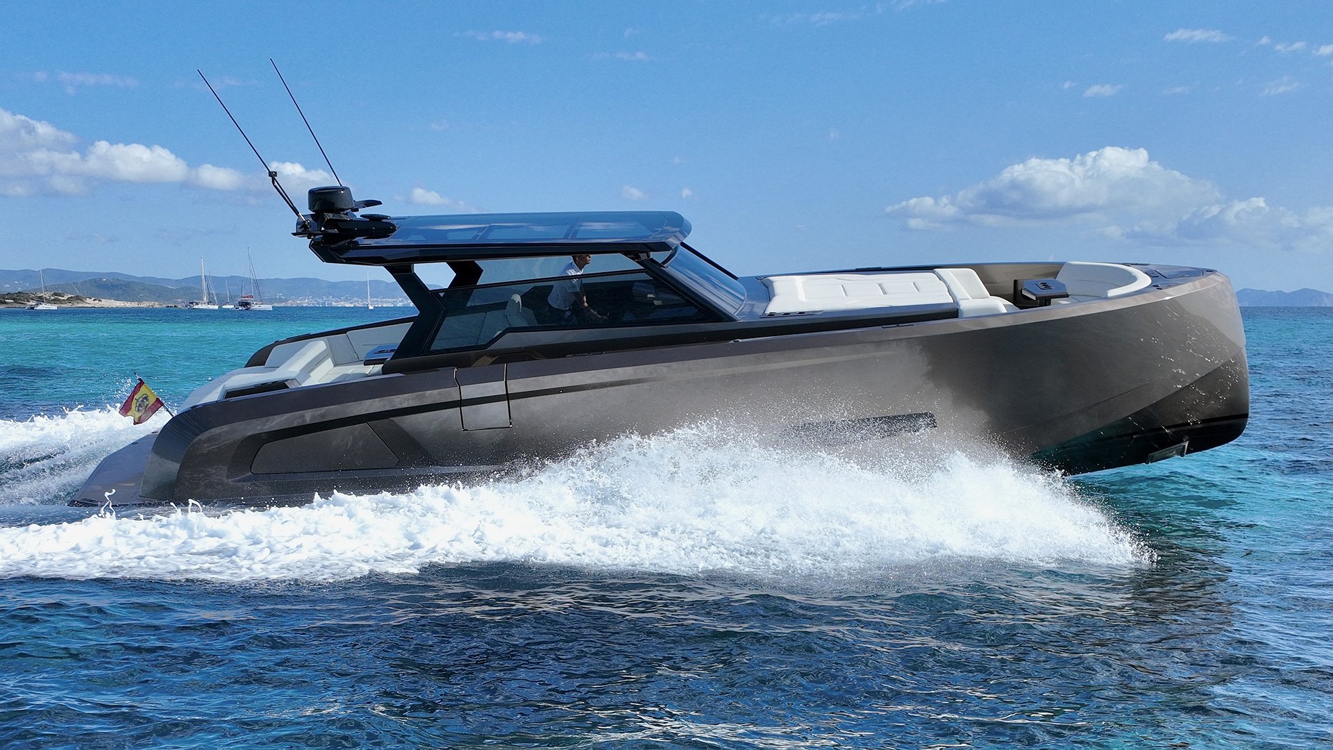 VANQUISH VQ45 - MEDIA NARANJA de Lis Charter en Ibiza