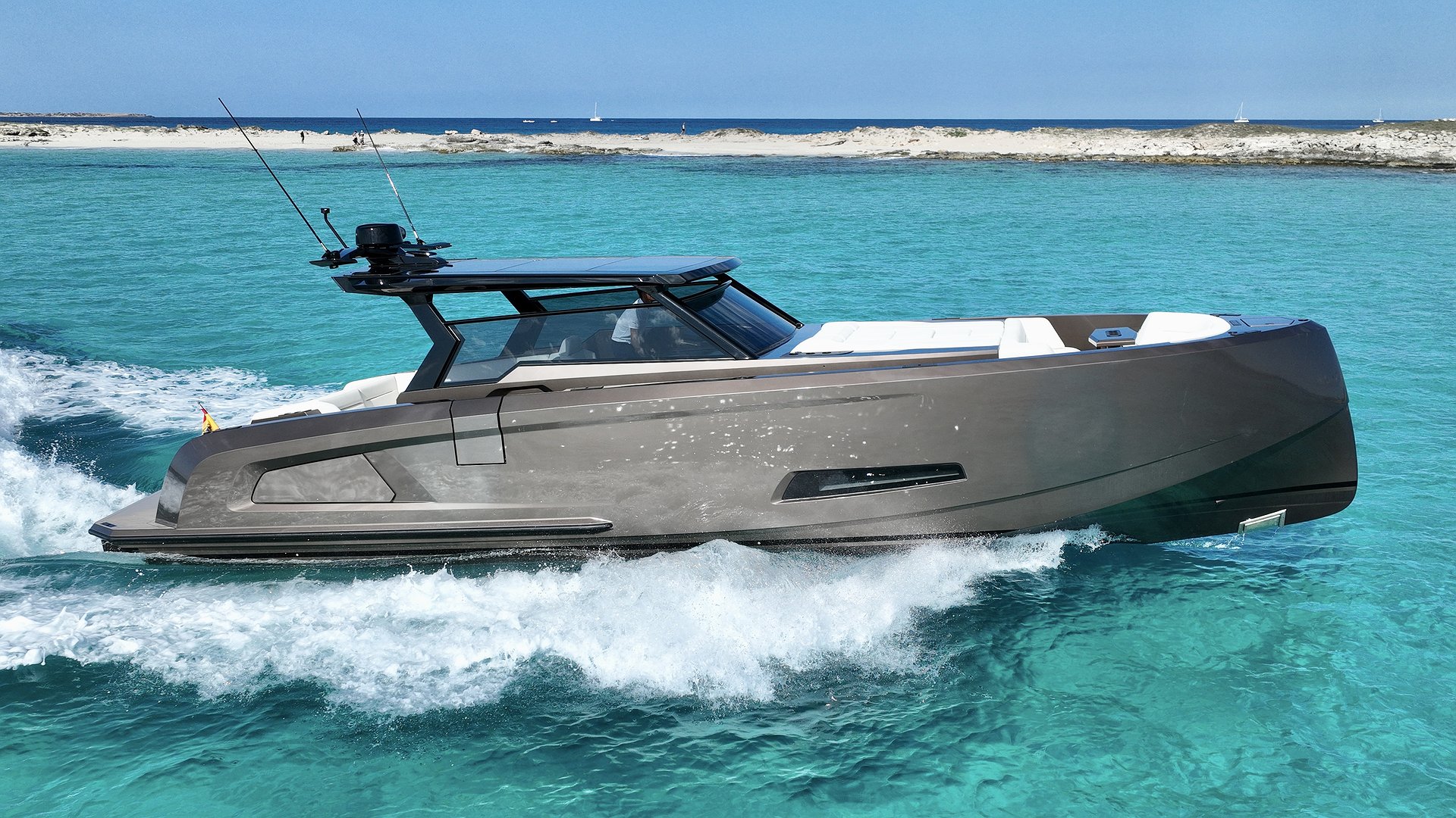 VANQUISH VQ45 - MEDIA NARANJA de Lis Charter en Ibiza