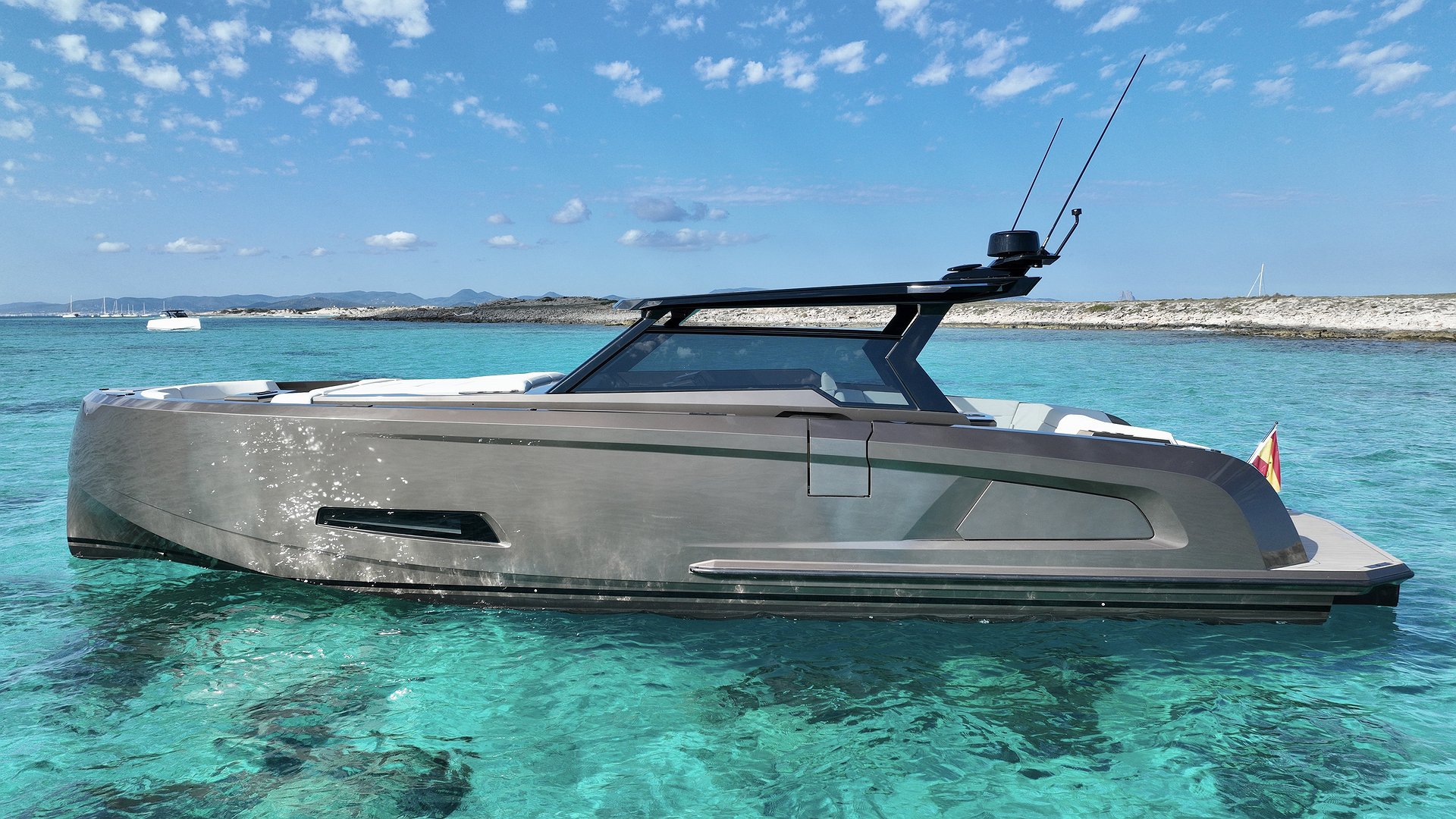 VANQUISH VQ45 - MEDIA NARANJA de Lis Charter en Ibiza