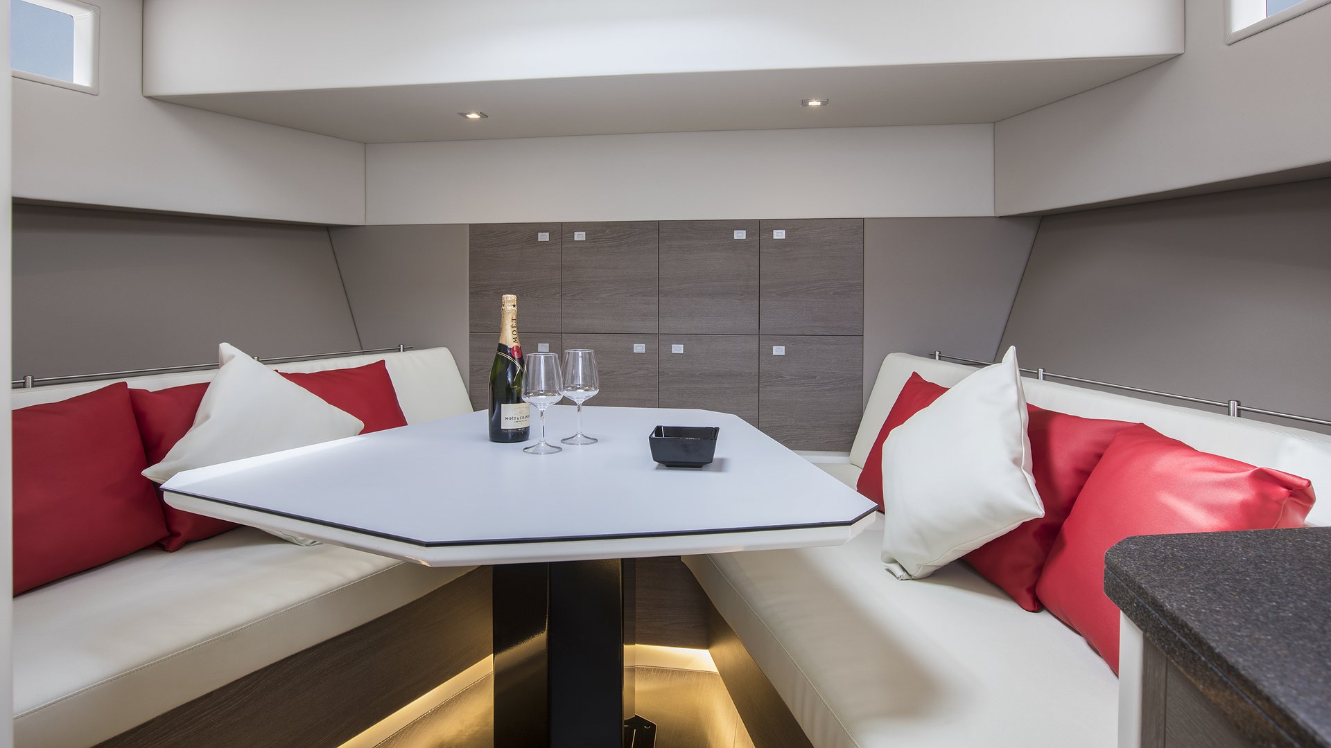VANQUISH VQ54 - DIVA de Lis Charter en Ibiza
