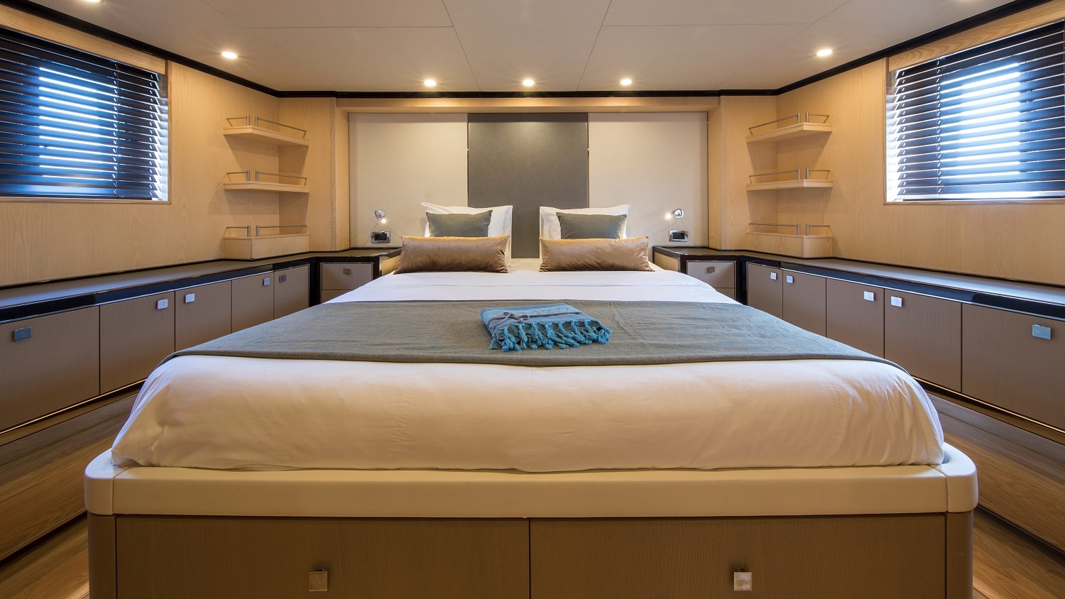 VANQUISH VQ82 - SEA STORY de Lis Charter en Ibiza