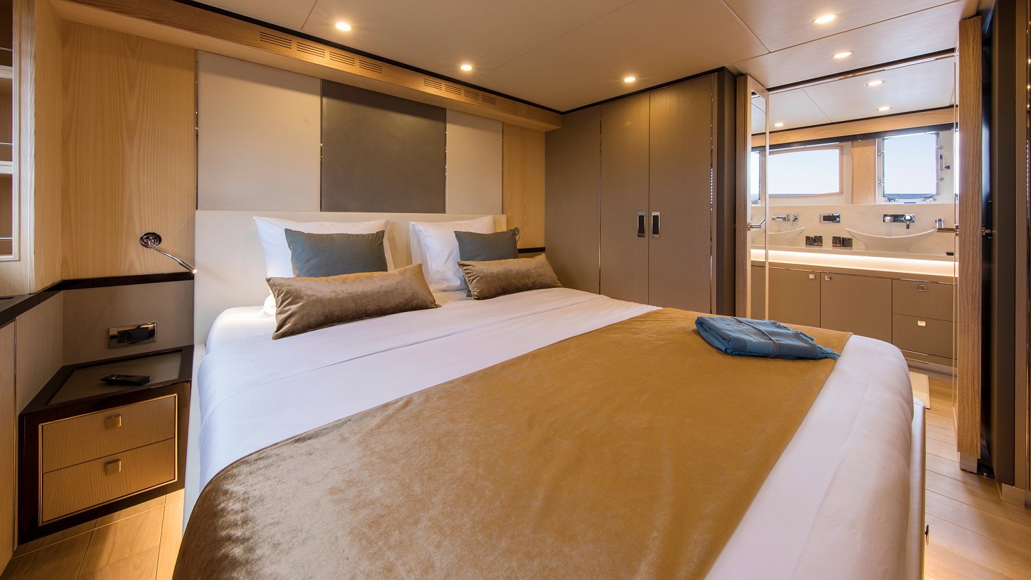 VANQUISH VQ82 - SEA STORY de Lis Charter en Ibiza