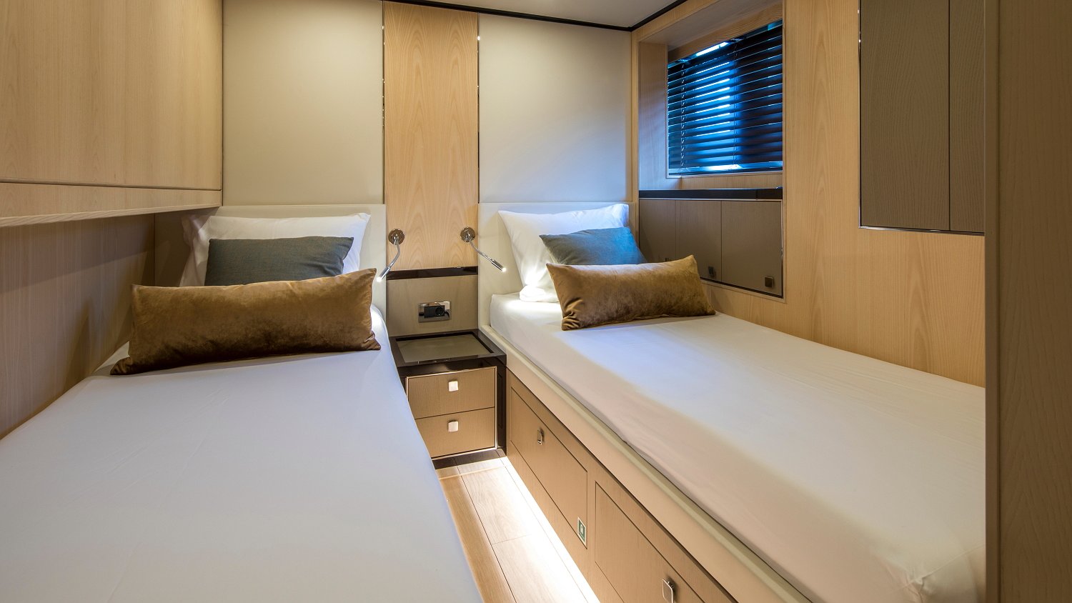 VANQUISH VQ82 - SEA STORY de Lis Charter en Ibiza