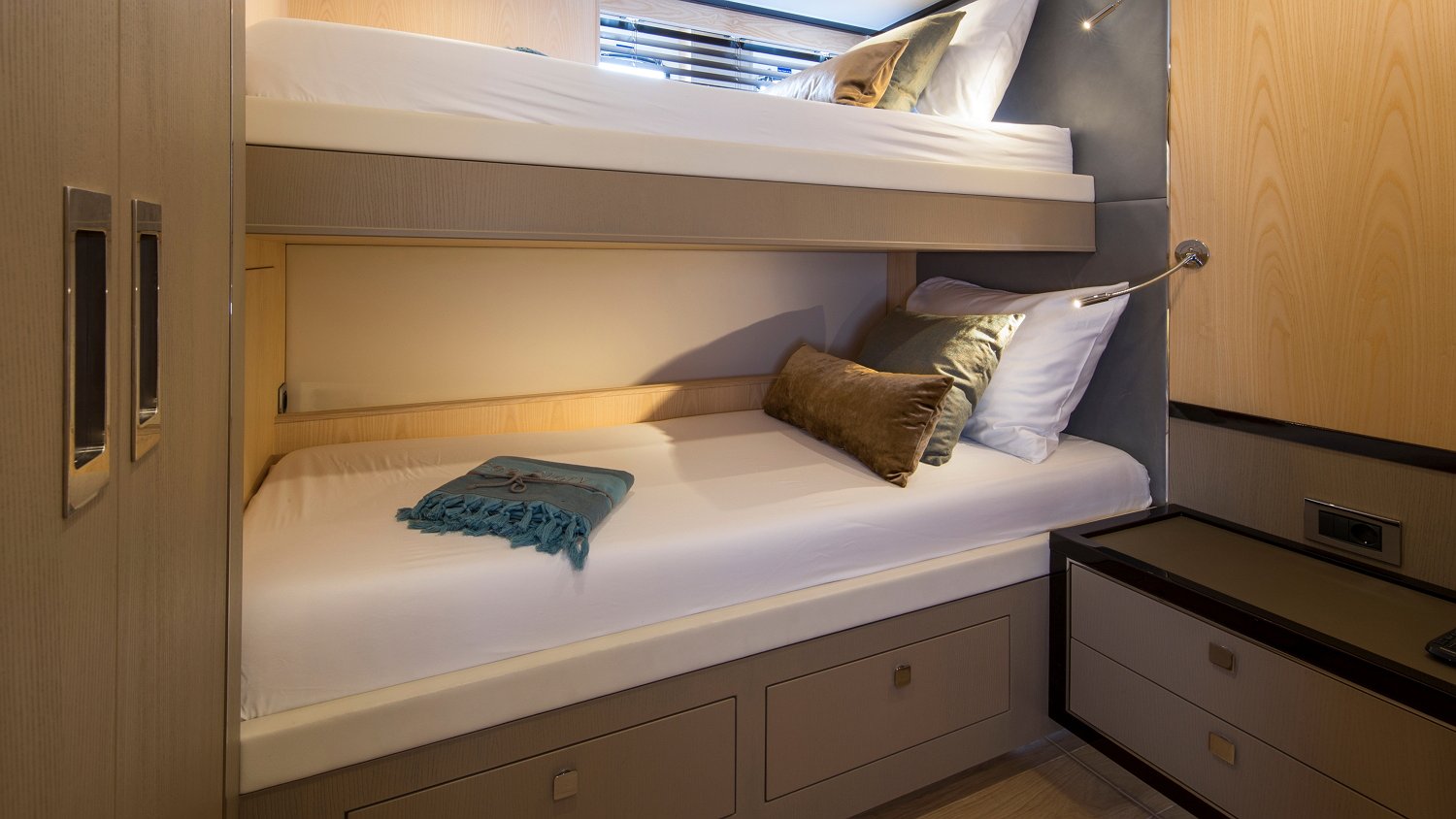 VANQUISH VQ82 - SEA STORY de Lis Charter en Ibiza